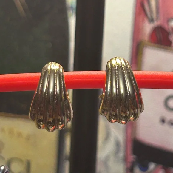 Christian Dior Seashell Clip- On Gold Plated Earrings in Box - Picture 3 of 6